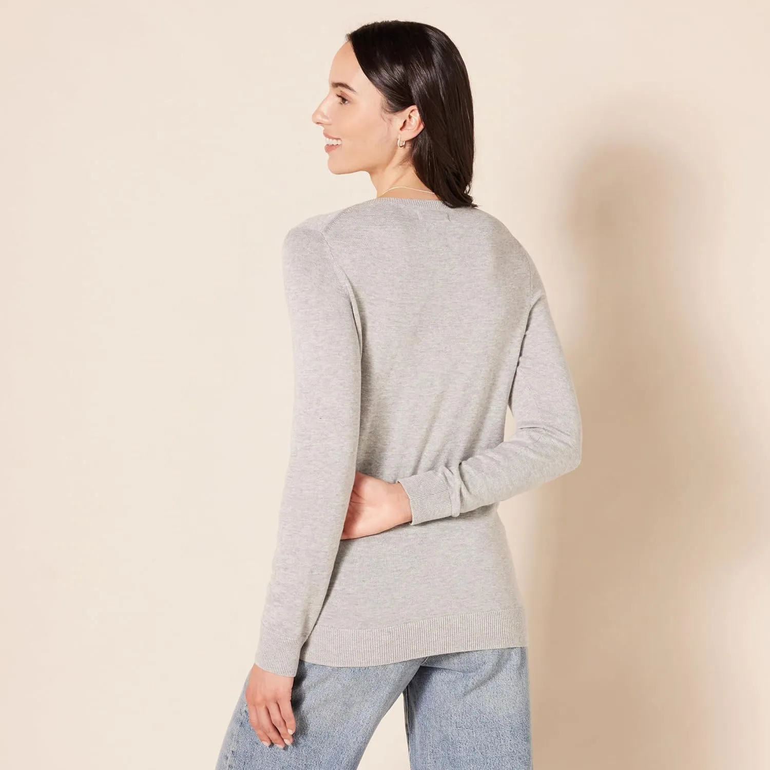 Amazon Essentials Women's Classic-Fit Lightweight Long-Sleeve V-Neck Sweater (Available in Plus Size)