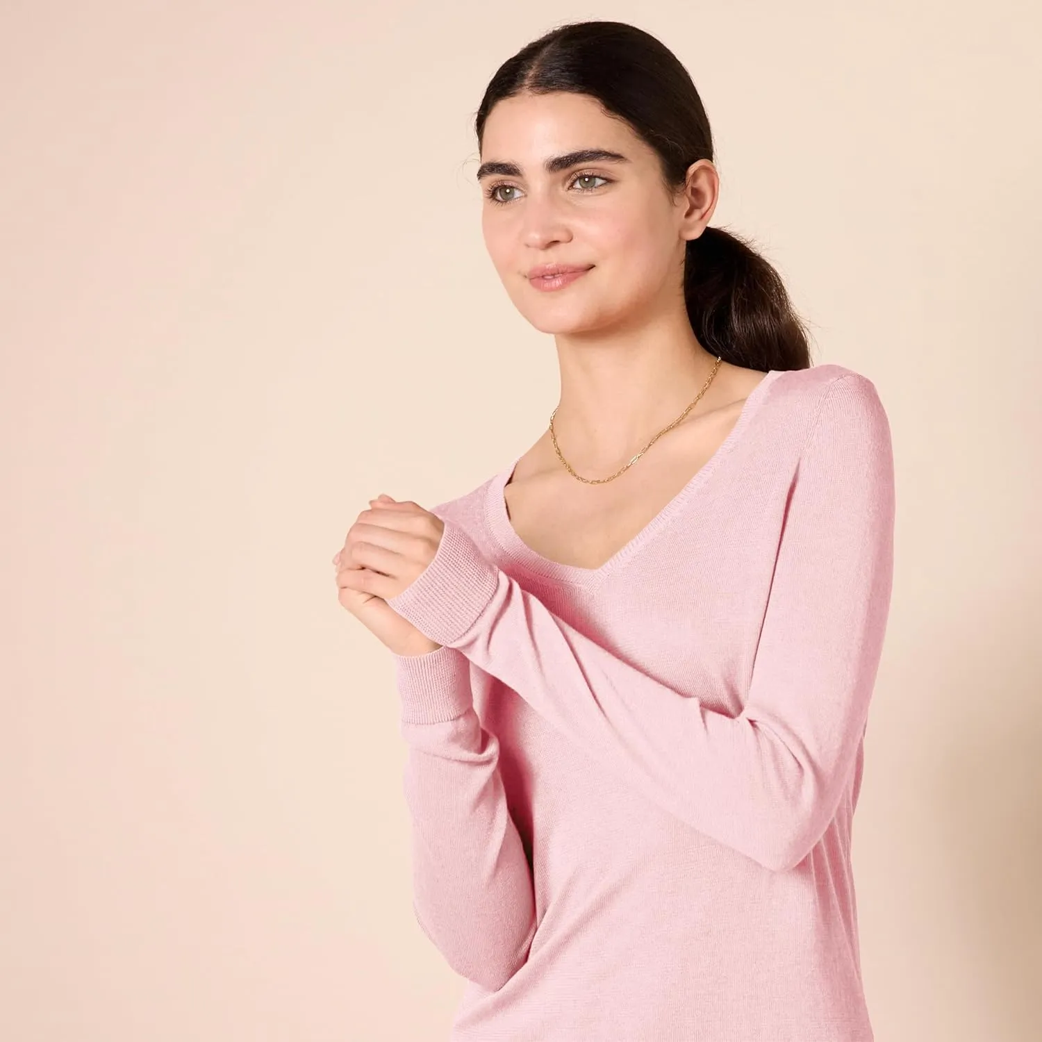 Amazon Essentials Women's Classic-Fit Lightweight Long-Sleeve V-Neck Sweater (Available in Plus Size)