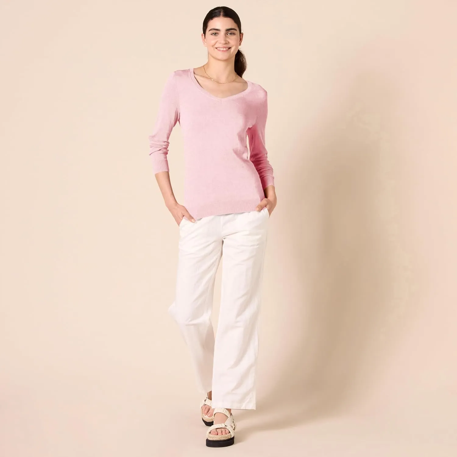 Amazon Essentials Women's Classic-Fit Lightweight Long-Sleeve V-Neck Sweater (Available in Plus Size)